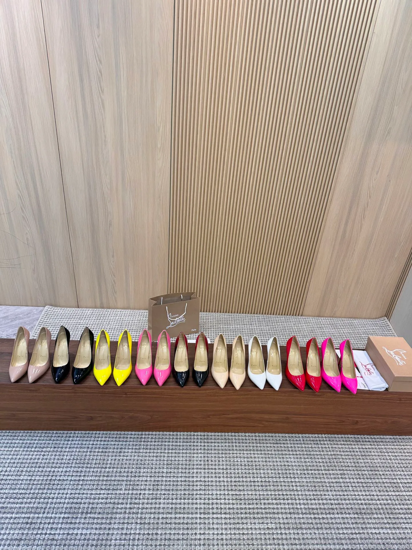 💕💕Factory direct selling price p440💕💕 Genuine leather sole +40 shipped all year round💝Christian Louboutin CL👠 "Imported cow patent leather💎Side hollow series" noble and luxurious, real blingbling👟👟 real materials, all customized by the pattern maker, and the materials are made of original customized materials to achieve the taste of the original 5 color options💍 Upper: Imported 👉cow patent leather💪 Lining: Sheepskin foot pad/lining Size: 34-40.41.42 Heel height: two options: 10.5cm and 8.5cm